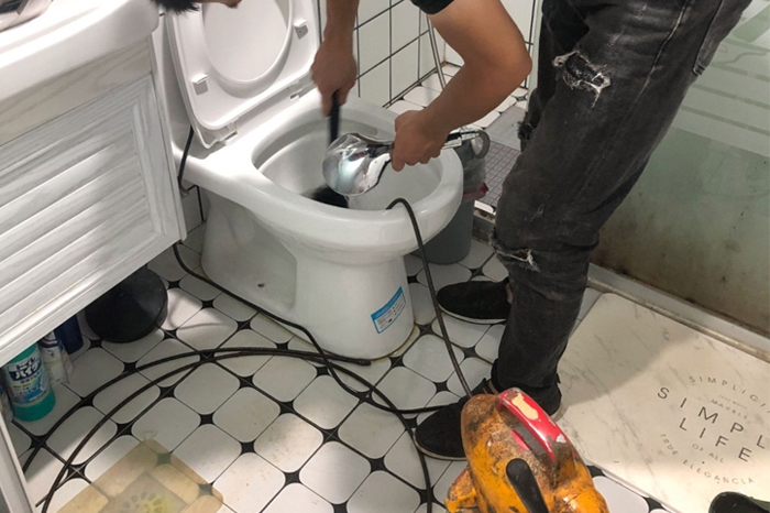 乌拉特中疏通下水道