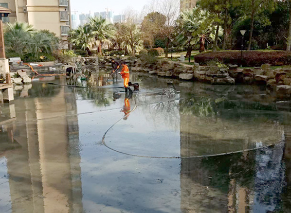 乌拉特中景观池淤泥清理