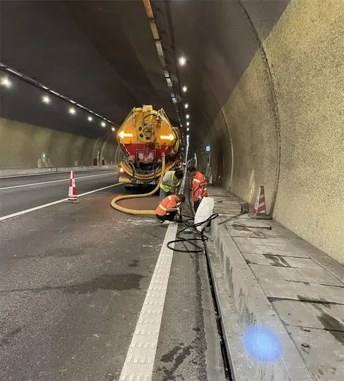 乌拉特中隧道排水渠清淤